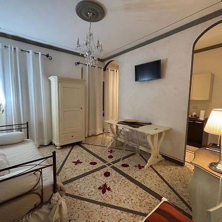 מונטווארקי Palazzo Mari Suite & Rooms B&B מראה חיצוני תמונה